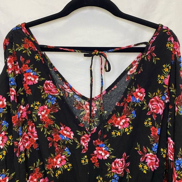 White Birch beautiful black floral blouse, v-neck cinched at waist, size 1x - Picture 6 of 8